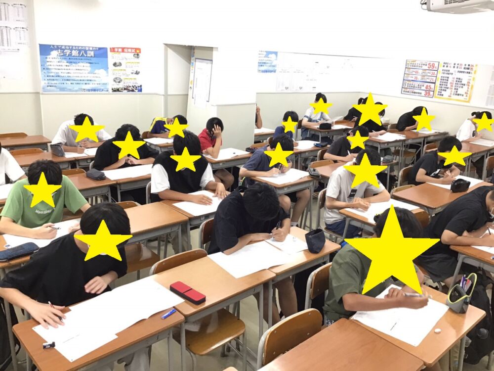 統一テストを受ける中学生の画像