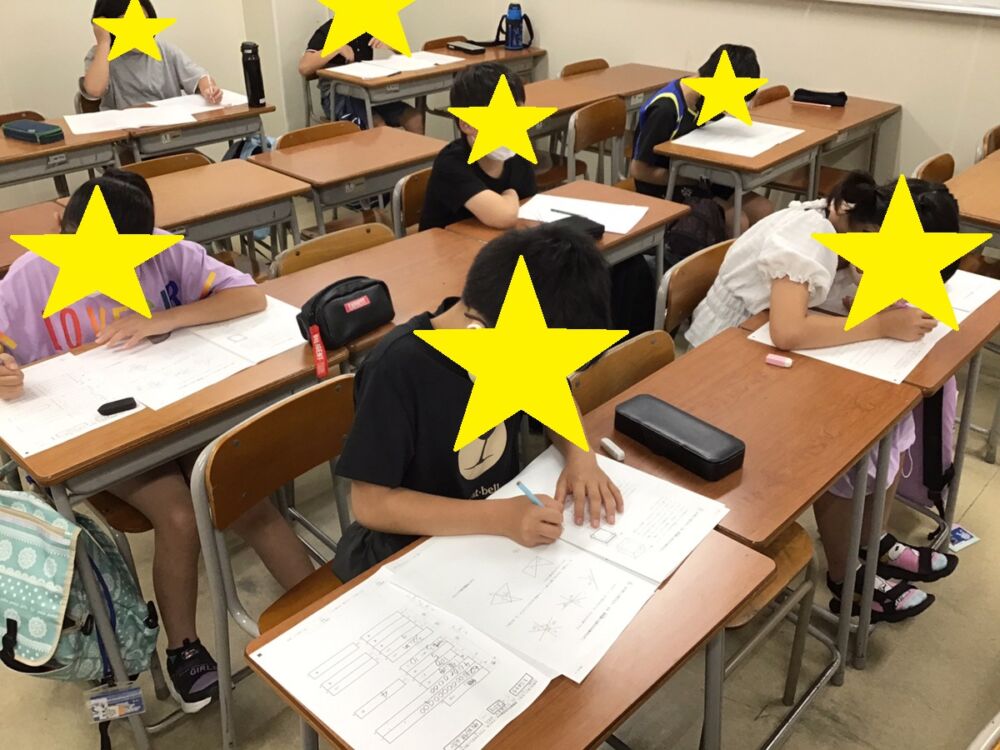 学力テストを受ける小４生の画像